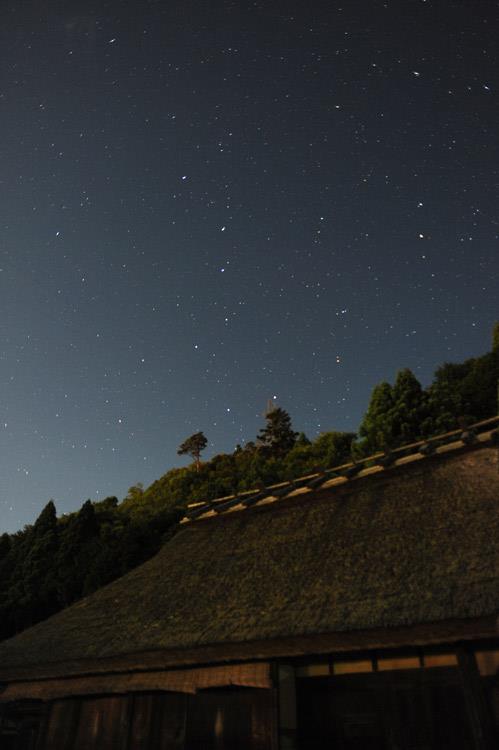 かやぶき屋根と星